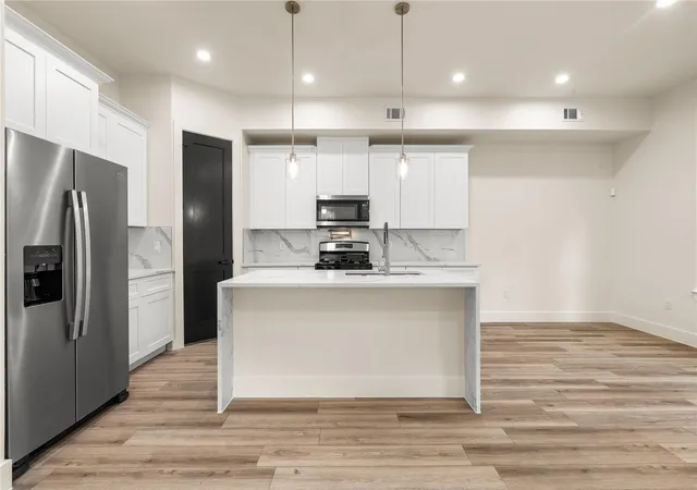 Listing Photo 5 - Condo for sale in building located at 7901 Grandview St, Houston, TX 77051