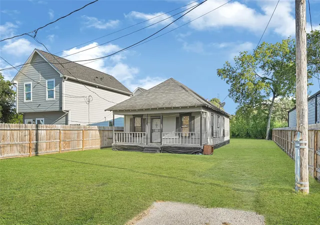 Photo 2 of Single family home for sale at 4013 King St, Houston, TX 77026 | MLS# 86379491 | Listing updated on 2026-09-24
