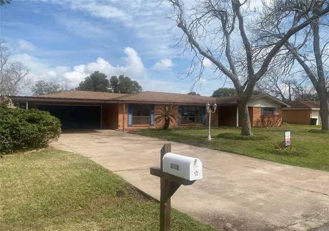 Photo 3 of Single family home for sale at 8102 Dellanera Dr, Hitchcock, TX 77563 | MLS# 35695030 | Listing updated on 2026-09-04