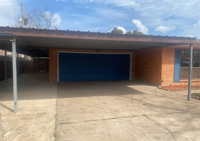 Photo 4 of Single family home for sale at 8102 Dellanera Dr, Hitchcock, TX 77563 | MLS# 35695030 | Listing updated on 2026-09-04
