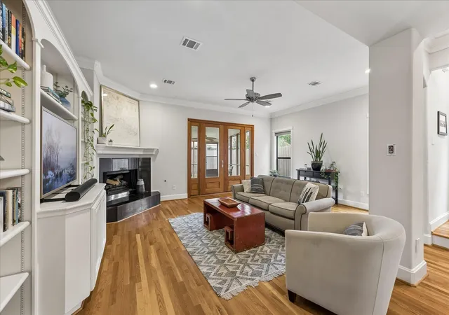 Photo 2 of Townhouse for sale at 1614 Castle Ct, Houston, TX 77006 | MLS# 39509332 | Listing updated on 2026-10-06