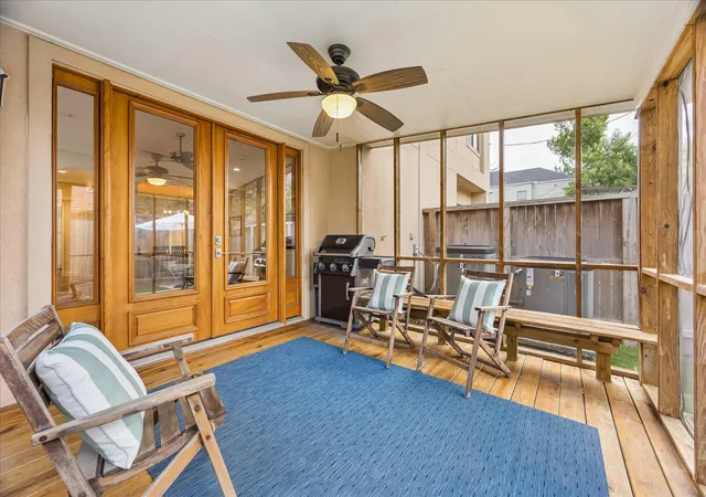 Photo 3 of Townhouse for sale at 1614 Castle Ct, Houston, TX 77006 | MLS# 39509332 | Listing updated on 2026-10-06