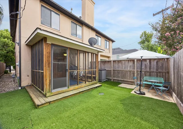 Photo 4 of Townhouse for sale at 1614 Castle Ct, Houston, TX 77006 | MLS# 39509332 | Listing updated on 2026-10-06
