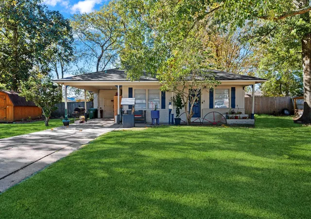Photo 1 of Single family home for sale at 945 N Travis St, Liberty, TX 77575 | MLS# 20705872 | Listing updated on 2026-09-21