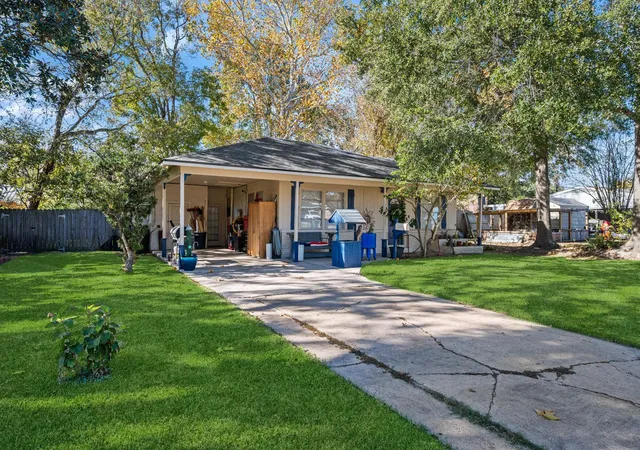 Photo 2 of Single family home for sale at 945 N Travis St, Liberty, TX 77575 | MLS# 20705872 | Listing updated on 2026-09-21