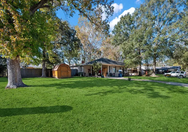 Photo 3 of Single family home for sale at 945 N Travis St, Liberty, TX 77575 | MLS# 20705872 | Listing updated on 2026-09-21