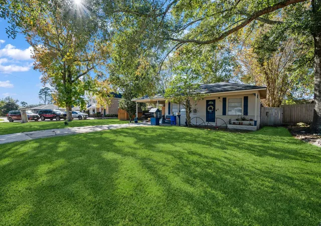 Photo 3 of Single family home for sale at 945 N Travis St, Liberty, TX 77575 | MLS# 20705872 | Listing updated on 2026-09-21