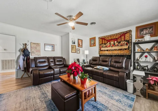 Photo 4 of Single family home for sale at 945 N Travis St, Liberty, TX 77575 | MLS# 20705872 | Listing updated on 2026-09-21