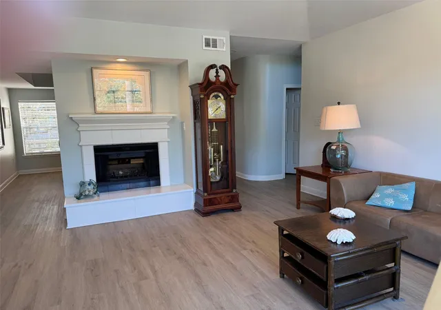 Photo 4 of Townhouse for sale at 517 Mariners Dr, Kemah, TX 77565 | MLS# 37441769 | Listing updated on 2026-09-21