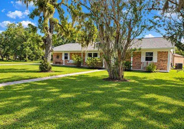 Photo 3 of Single family home for sale at 504 Edgewater St, Clute, TX 77531 | MLS# 93478246 | Listing updated on 2026-09-22