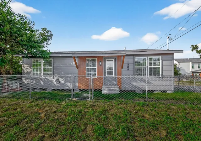 Photo 1 of Single family home for sale at 1509 Moody St, Houston, TX 77009 | MLS# 518183 | Listing updated on 2026-09-18