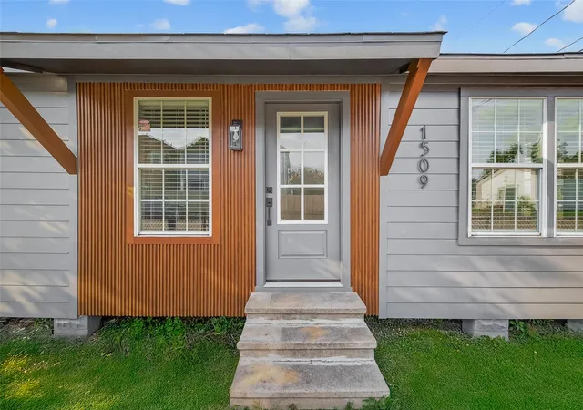 Photo 2 of Single family home for sale at 1509 Moody St, Houston, TX 77009 | MLS# 518183 | Listing updated on 2026-09-18