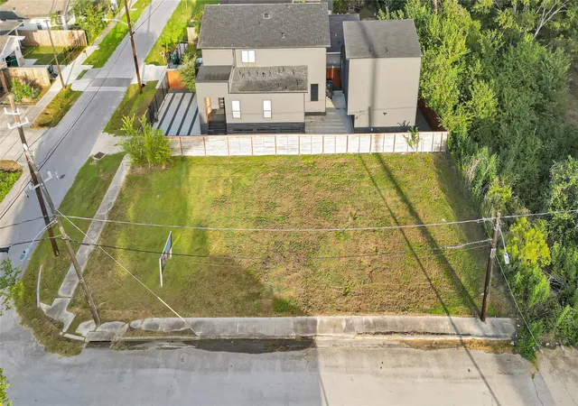 Photo 2 of Sale Pending at 2118 Sampson St, Houston, TX 77004 | MLS# 31205692 | Listing updated on 2026-09-22