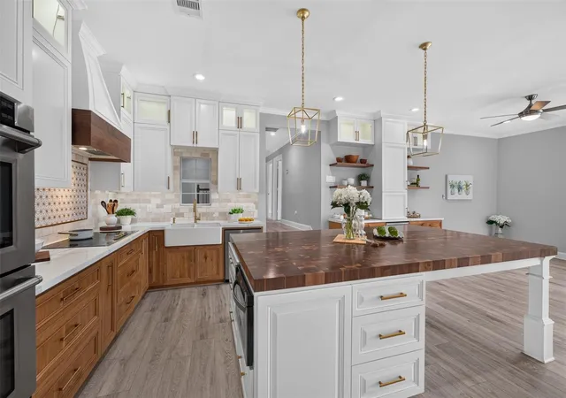 Photo 3 of Single family home for sale at 139 Laurel Cvs W, Onalaska, TX 77360 | MLS# 82703348 | Listing updated on 2026-09-18