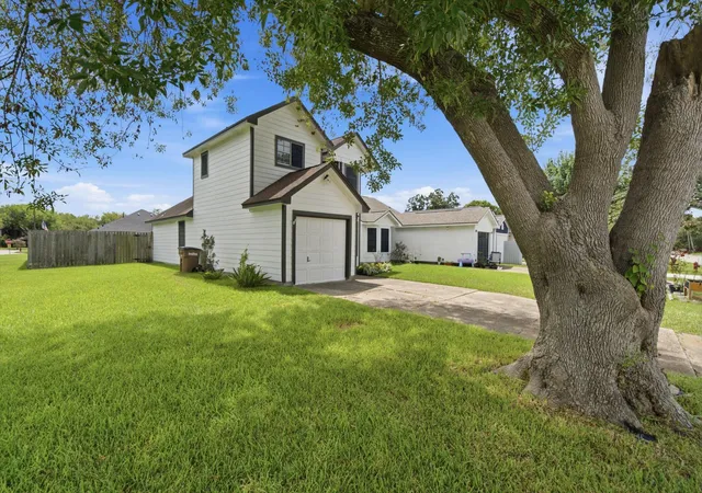 Photo 2 of Single family home for sale at 5820 Guadalupe Dr, Dickinson, TX 77539 | MLS# 2713045 | Listing updated on 2026-09-22