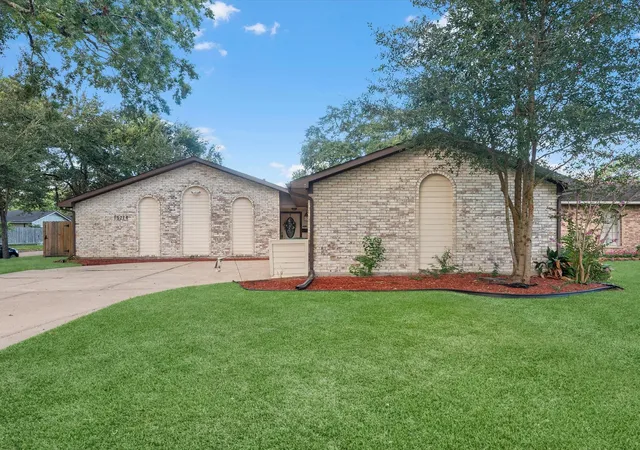 Photo 2 of Single family home for sale at 15714 Rill Ln, Houston, TX 77062 | MLS# 51294872 | Listing updated on 2026-09-09
