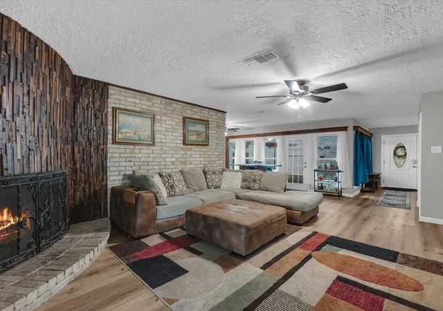 Photo 4 of Single family home for sale at 15714 Rill Ln, Houston, TX 77062 | MLS# 51294872 | Listing updated on 2026-09-09