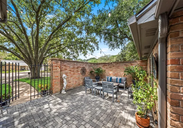 Photo 4 of Sale Pending at 2602 Williams Grant St, Sugar Land, TX 77479 | MLS# 64251589 | Listing updated on 2026-10-08