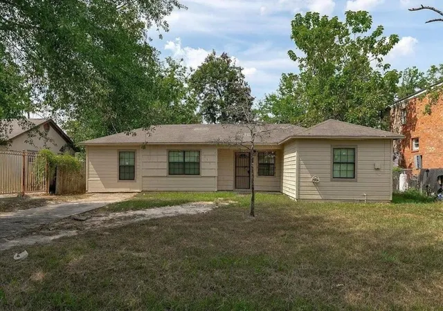 Photo 1 of Single family home for sale at 9033 Oak Knoll Ln, Houston, TX 77078 | MLS# 76983511 | Listing updated on 2026-09-17