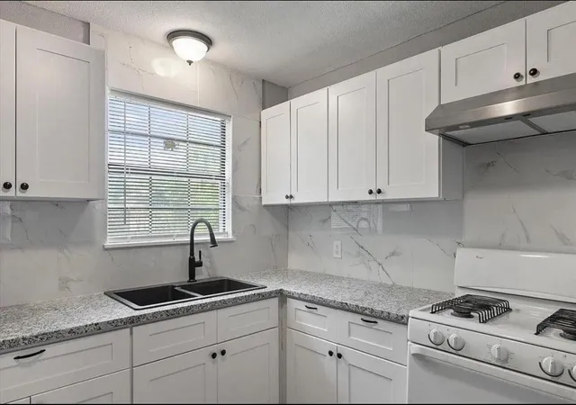 Photo 2 of Single family home for sale at 9033 Oak Knoll Ln, Houston, TX 77078 | MLS# 76983511 | Listing updated on 2026-09-17
