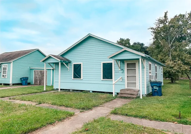 Photo 1 of Single family home for sale at 925 4th Avenue N, Texas City, TX 77590 | MLS# 30831994 | Listing updated on 2026-09-18
