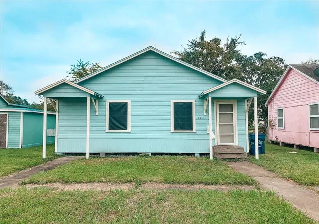 Photo 2 of Single family home for sale at 925 4th Avenue N, Texas City, TX 77590 | MLS# 30831994 | Listing updated on 2026-09-18