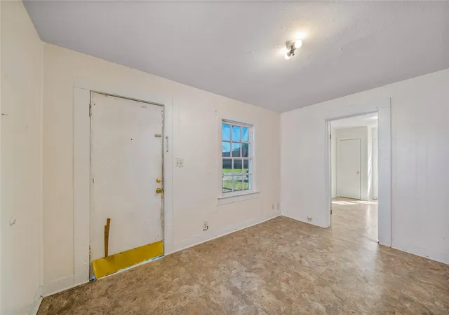 Photo 3 of Single family home for sale at 925 4th Avenue N, Texas City, TX 77590 | MLS# 30831994 | Listing updated on 2026-09-18