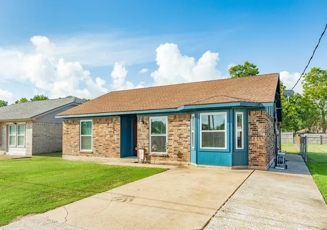 Photo 2 of Single family home for sale at 2118 Ave D, Danbury, TX 77534 | MLS# 37956153 | Listing updated on 2026-10-06