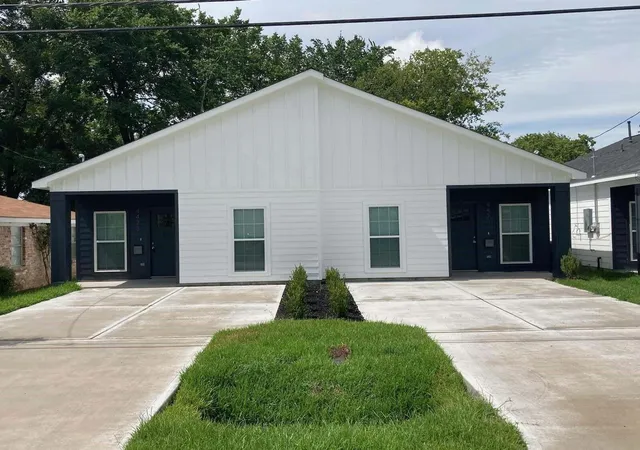 Photo 2 of Sale Pending at 206 W Thomas Ave, Pasadena, TX 77506 | MLS# 17686023 | Listing updated on 2026-10-02