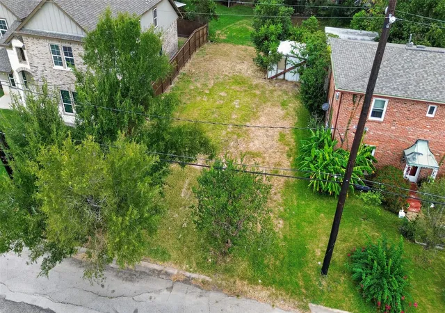 Photo 3 of Sale Pending at 206 W Thomas Ave, Pasadena, TX 77506 | MLS# 17686023 | Listing updated on 2026-10-02