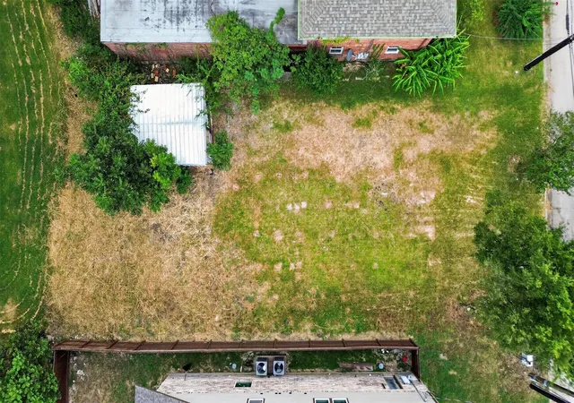 Photo 4 of Sale Pending at 206 W Thomas Ave, Pasadena, TX 77506 | MLS# 17686023 | Listing updated on 2026-10-02