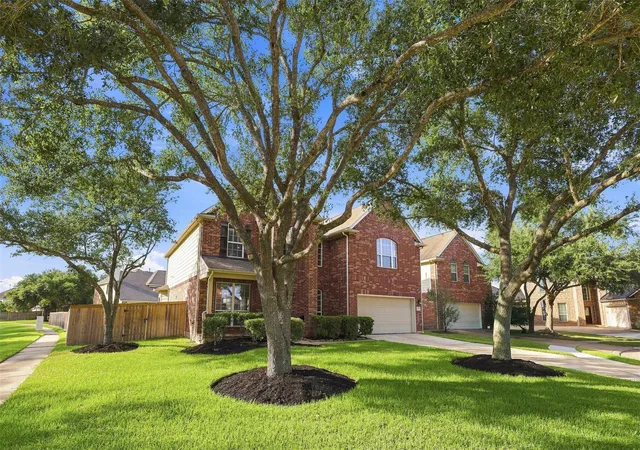 Photo 2 of Single family home for sale at 13107 Silhouette Bay Ct, Pearland, TX 77584 | MLS# 6290233 | Listing updated on 2026-09-20
