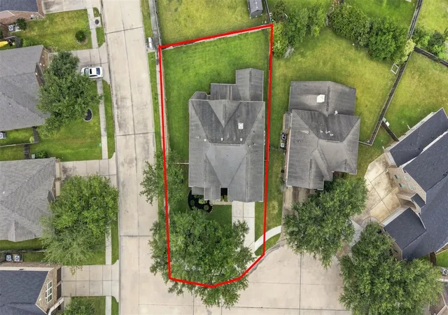 Photo 3 of Single family home for sale at 13107 Silhouette Bay Ct, Pearland, TX 77584 | MLS# 6290233 | Listing updated on 2026-09-20