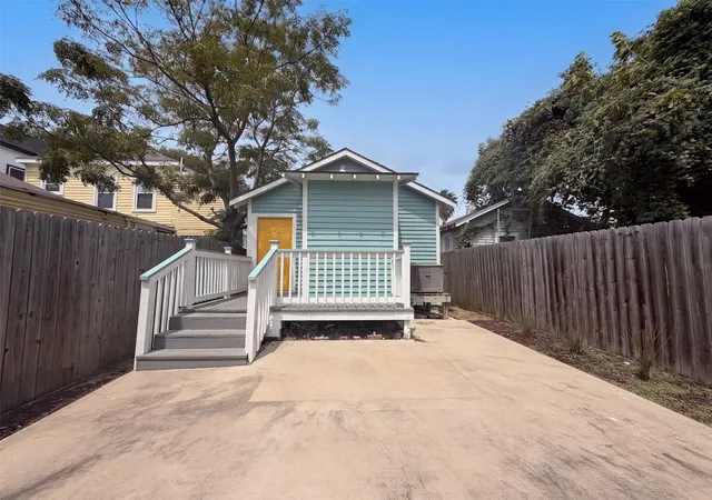 Photo 4 of Sale Pending at 2819 Ave K, Galveston, TX 77550 | MLS# 13032833 | Listing updated on 2026-09-16