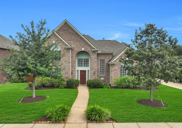 Photo 1 of Single family home for sale at 2872 Everett Dr, Friendswood, TX 77546 | MLS# 11609460 | Listing updated on 2026-09-12