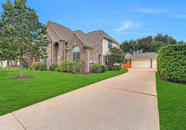 Photo 2 of Single family home for sale at 2872 Everett Dr, Friendswood, TX 77546 | MLS# 11609460 | Listing updated on 2026-09-12