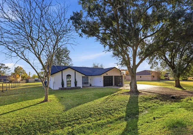 Photo 2 of Single family home for sale at 2414 Loch Lomond St, Highlands, TX 77562 | MLS# 4011921 | Listing updated on 2026-09-22