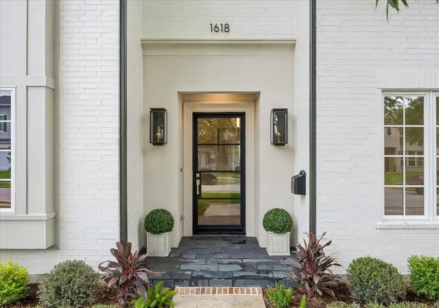 Photo 2 of Mansion for sale at 1618 Ronson Rd, Houston, TX 77055 | MLS# 17255729 | Listing updated on 2026-09-12