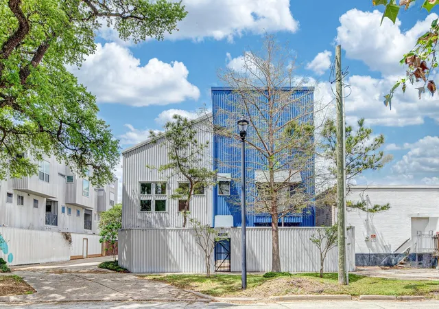 Townhouse for sale at 2714 Chenevert St, Houston, TX 77004 | MLS# 60622920