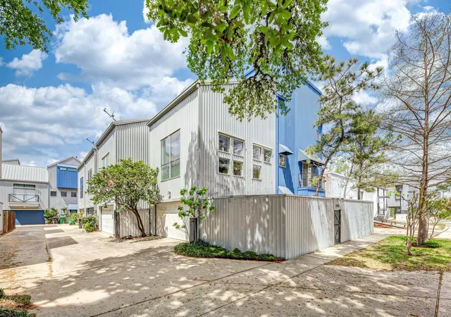 Photo 2 of Townhouse for sale at 2714 Chenevert St, Houston, TX 77004 | MLS# 60622920 | Listing updated on 2026-09-27