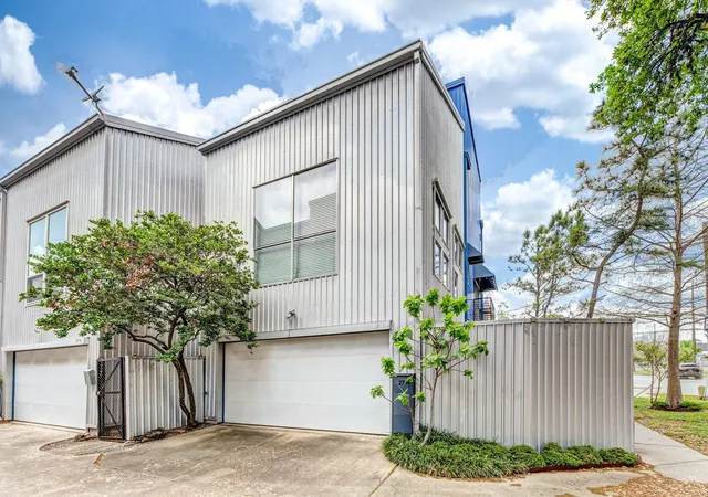 Photo 3 of Townhouse for sale at 2714 Chenevert St, Houston, TX 77004 | MLS# 60622920 | Listing updated on 2026-09-27