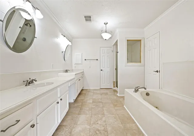 Photo 3 of Townhouse for sale at 2607 Sailboat Dr, Houston, TX 77058 | MLS# 81246704 | Listing updated on 2026-09-19