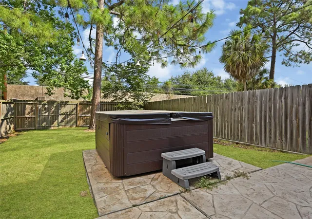 Photo 4 of Townhouse for sale at 2607 Sailboat Dr, Houston, TX 77058 | MLS# 81246704 | Listing updated on 2026-09-19