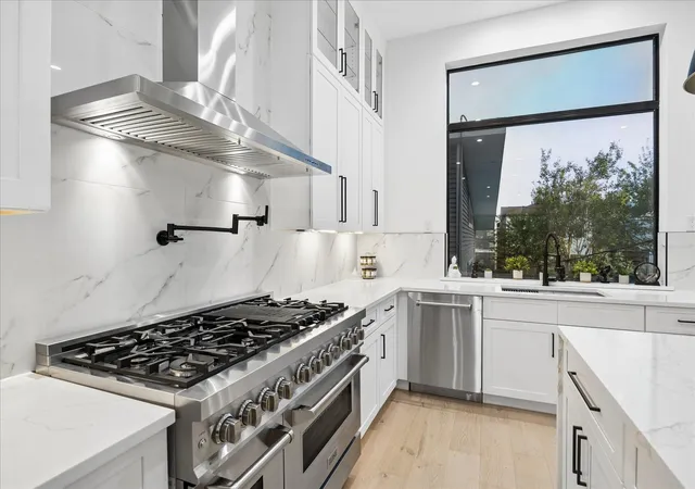 Photo 2 of Single family home for sale at 209 W 10th 1/2 St, Houston, TX 77008 | MLS# 89086761 | Listing updated on 2026-09-24