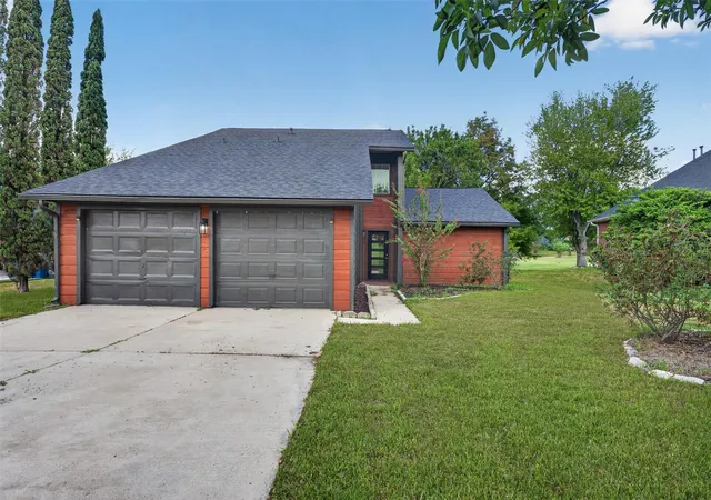 Photo 3 of Single family home for sale at 12632 Lake Vista Dr, Willis, TX 77318 | MLS# 2206582 | Listing updated on 2026-10-07