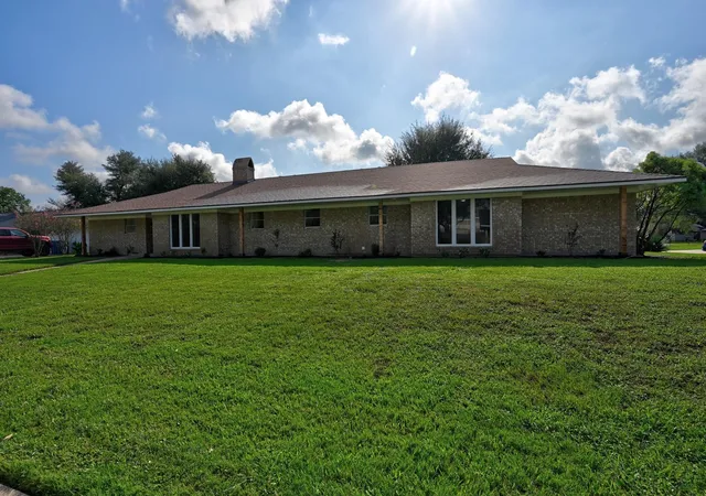 Photo 1 of Single family home for sale at 687 Bending Oaks Dr, Bellville, TX 77418 | MLS# 50694982 | Listing updated on 2026-09-08