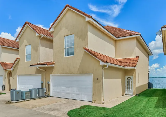 Photo 2 of Townhouse for sale at 4 Regency Point, Montgomery, TX 77356 | MLS# 69585728 | Listing updated on 2026-09-23
