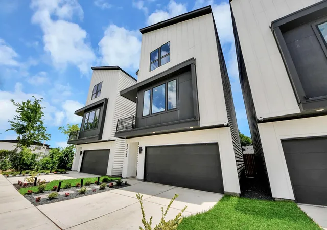 Photo 4 of Single family home for sale at 2204 Carr St, Houston, TX 77026 | MLS# 33929793 | Listing updated on 2026-09-20