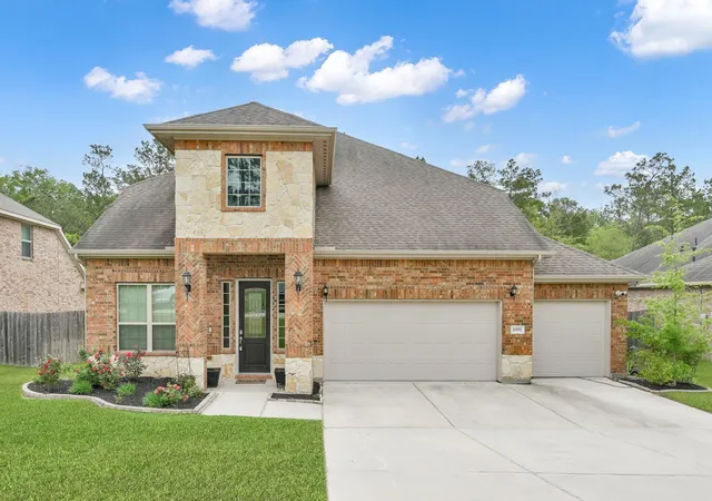 Photo 2 of Single family home for sale at 2007 Brookmont Dr, Conroe, TX 77301 | MLS# 15573025 | Listing updated on 2026-09-13