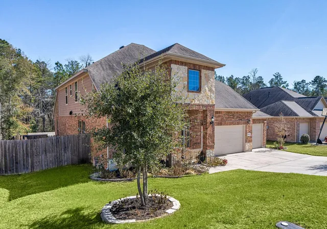 Photo 3 of Single family home for sale at 2007 Brookmont Dr, Conroe, TX 77301 | MLS# 15573025 | Listing updated on 2026-09-13